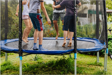 Trampolina ogrodowa – jaką wybrać i na co zwrócić uwagę?